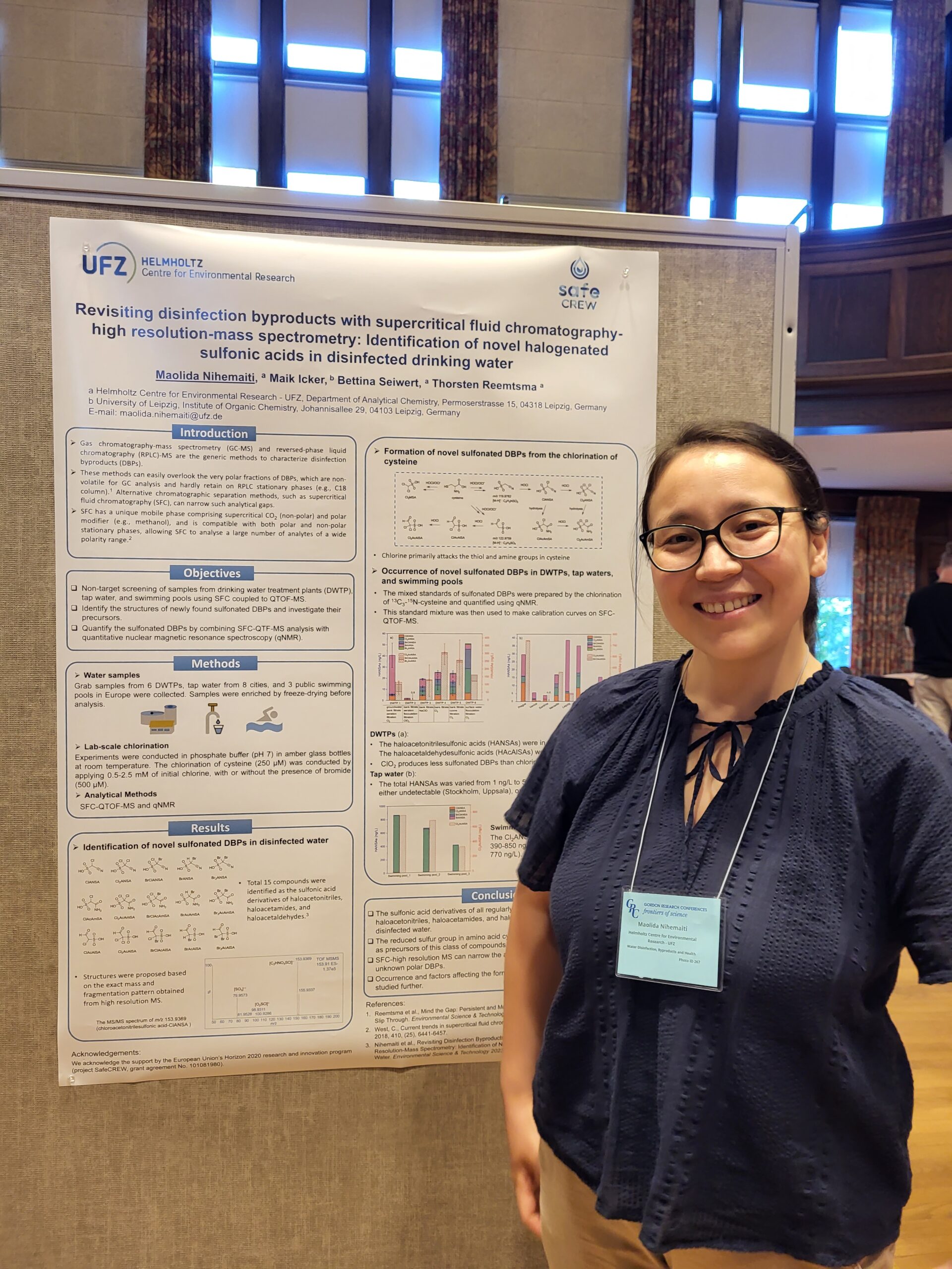 Maolida Nihemati, postdoctoral researcher at UFZ, and her poster "Revisiting disinfection byproducts with supercritical fluid chromatography-high resolution-mass spectrometry: identification of novel halogenated sulfonic acids in disinfected drinking water" at GRC in August 2023 (Copyright UFZ).