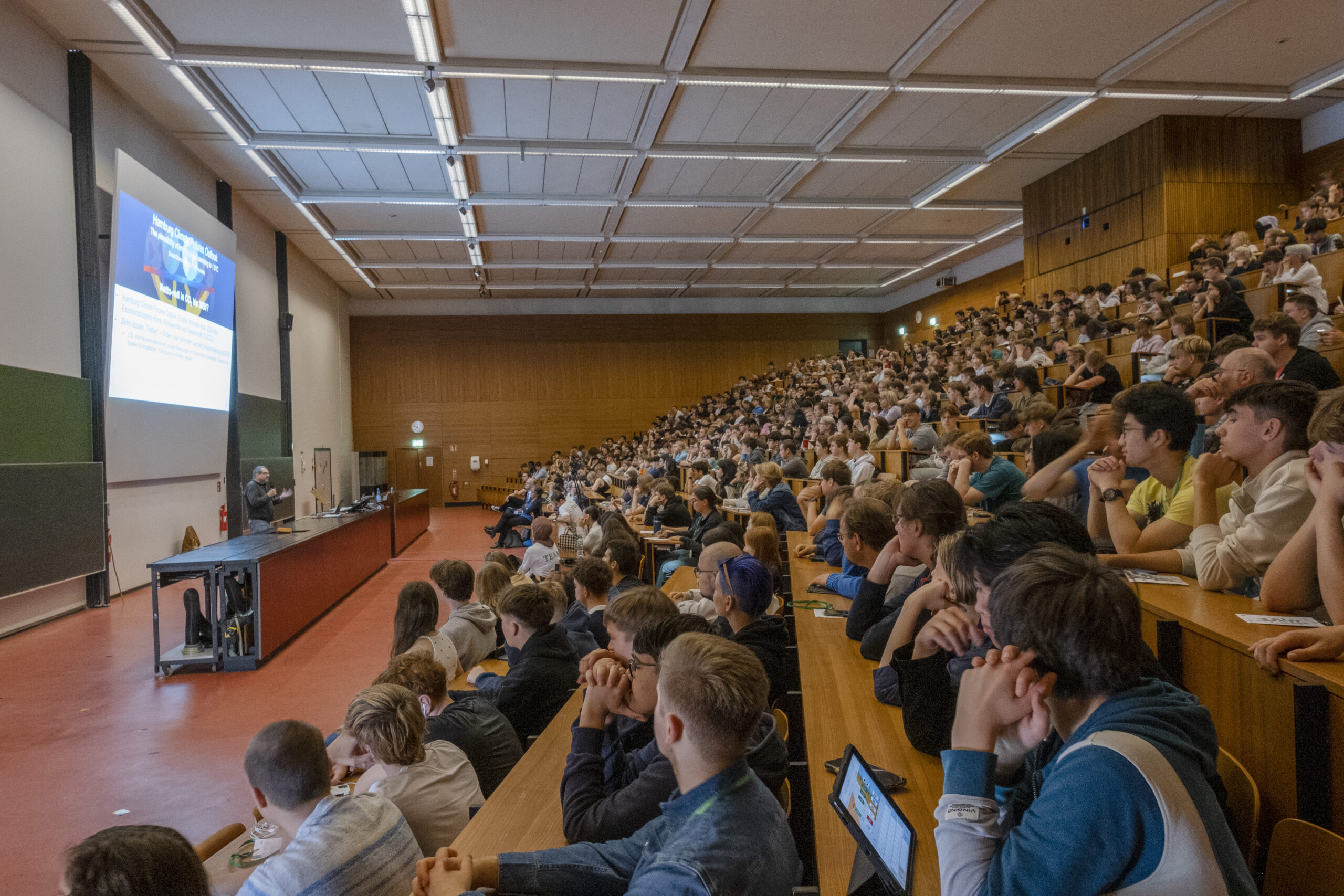 A large lecture hall full with high school students listening to a lecture related to climate research areas at the kk23 at University of Hamburg. Copyright Initiative NAT – Jann Wilken